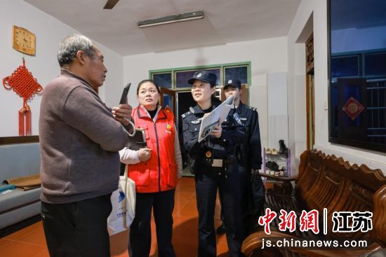 民警与网格员一同走访辖区老人。2、民警在走访中发现并整改安全隐患。盐城市公安局 供图 民警与网格员一同走访辖区老人。2、民警在走访中发现并整改安全隐患。盐城市公安局 供图