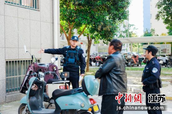 民警与网格员一同走访辖区老人。2、民警在走访中发现并整改安全隐患。盐城市公安局 供图 民警与网格员一同走访辖区老人。2、民警在走访中发现并整改安全隐患。盐城市公安局 供图