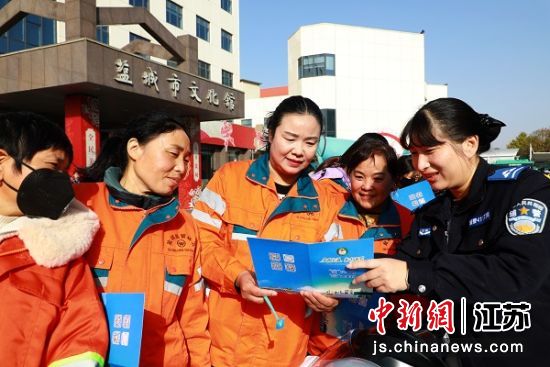 民警向市民宣传交通安全知识。盐城市公安局 供图 民警向市民宣传交通安全知识。盐城市公安局 供图