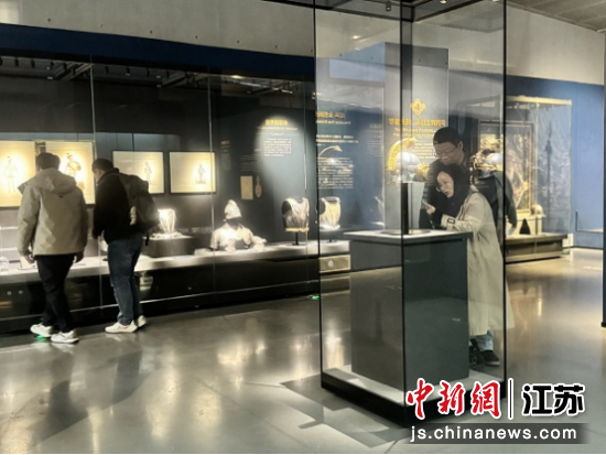 观众近距离欣赏精美文物。葛勇 摄 观众近距离欣赏精美文物。葛勇 摄