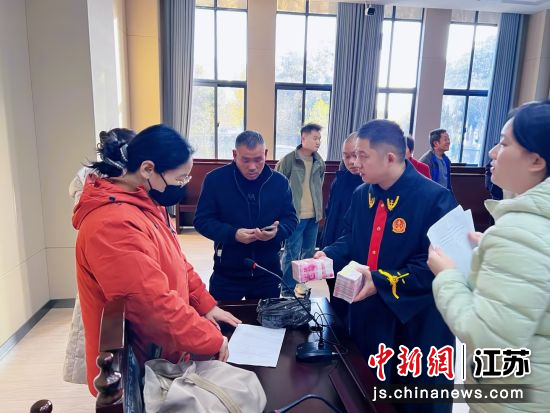 现金履约现场。魏静 摄 现金履约现场。魏静 摄