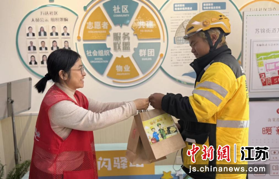 向快递员派发“暖新随行包”。严厉芳 摄 向快递员派发“暖新随行包”。严厉芳 摄