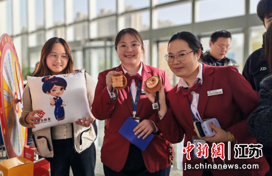 楼宇企业职工展示手工作品。严丽芳 摄 楼宇企业职工展示手工作品。严丽芳 摄