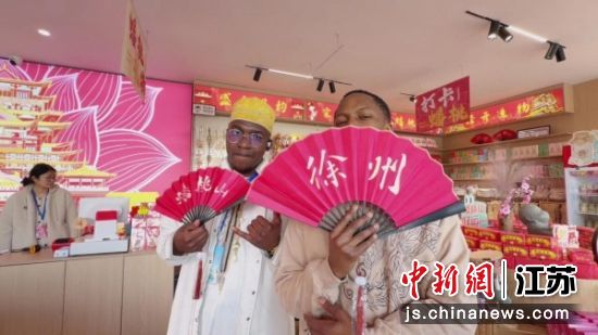 留学生逛汉文化文创店铺。徐州经开区 供图 留学生逛汉文化文创店铺。徐州经开区 供图