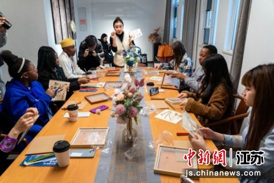 非遗体验环节,留学生们专注编织竹丝。徐州经开区 供图 非遗体验环节,留学生们专注编织竹丝。徐州经开区 供图