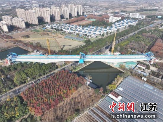 宁(南京)淮(安)城际铁路跨规划路G235(68+128+68米)连续梁顺利合龙。李淇 摄 宁(南京)淮(安)城际铁路跨规划路G235(68+128+68米)连续梁顺利合龙。李淇 摄