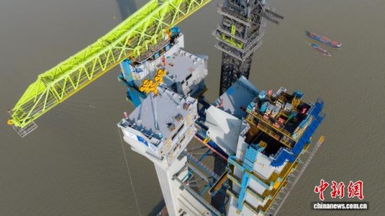 12月1日,张靖皋长江大桥迎来最新建设进展。江苏省交通工程建设局 供图 12月1日,张靖皋长江大桥迎来最新建设进展。江苏省交通工程建设局 供图