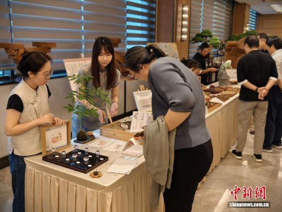 戈玉兰(左二)介绍苏州园林中的花阶。 受访者供图 戈玉兰(左二)介绍苏州园林中的花阶。 受访者供图