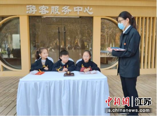 “我是小法官”环节。冯威 摄 “我是小法官”环节。冯威 摄