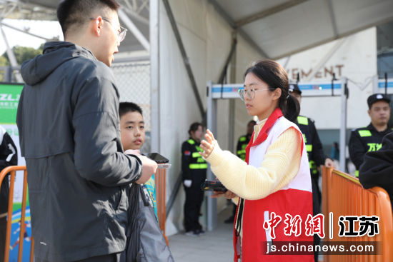 “常超”赛场外,随处可见志愿者身影。常州市总工会 供图 “常超”赛场外,随处可见志愿者身影。常州市总工会 供图