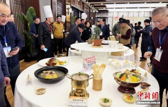 12月2日,“美食之都 扬州味道”六地地标美食展示品鉴活动在扬州瘦西湖畔举行。 张玲 摄 12月2日,“美食之都 扬州味道”六地地标美食展示品鉴活动在扬州瘦西湖畔举行。 张玲 摄