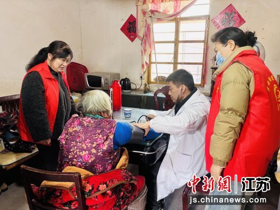 医护人员和志愿者上门为老人检查身体。东坎街道 供图 医护人员和志愿者上门为老人检查身体。东坎街道 供图