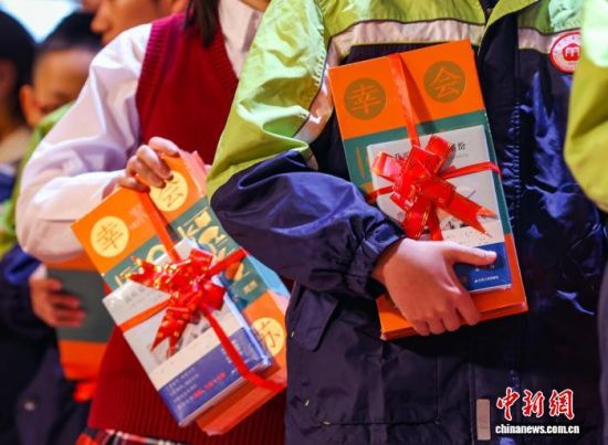 赠书仪式上,人民教育出版社、中国盲文出版社等机构向视障学生代表赠送图书。中新网记者 泱波 摄 赠书仪式上,人民教育出版社、中国盲文出版社等机构向视障学生代表赠送图书。中新网记者 泱波 摄