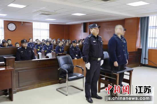 寻衅滋事案庭审现场,学生旁听案件审理。魏静 摄 寻衅滋事案庭审现场,学生旁听案件审理。魏静 摄