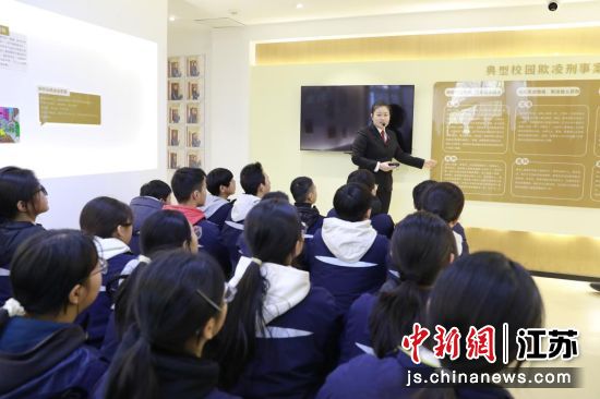 在未成年人法治教育基地,刑庭法官助理席萌为学生讲解法律知识。魏静 摄 在未成年人法治教育基地,刑庭法官助理席萌为学生讲解法律知识。魏静 摄