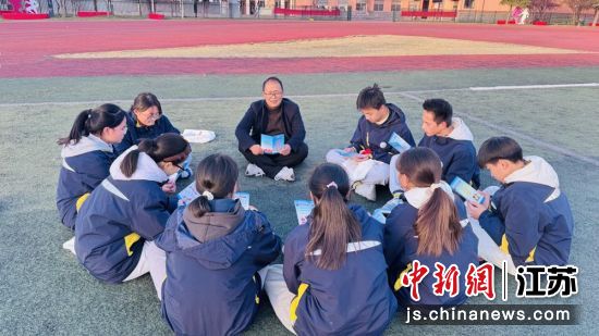 庭审后,崔老师与学生围坐操场,结合参审经历开展班会延伸教育。魏静 摄 庭审后,崔老师与学生围坐操场,结合参审经历开展班会延伸教育。魏静 摄