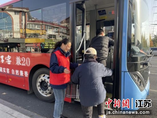 “文明护航・温情助行”活动现场。民馨园社区 供图 “文明护航・温情助行”活动现场。民馨园社区 供图