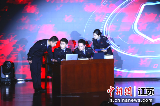 来自不同警种的真实故事通过民警的讲述,勾勒出守护城市平安的基层群像。顾燕 摄 来自不同警种的真实故事通过民警的讲述,勾勒出守护城市平安的基层群像。顾燕 摄