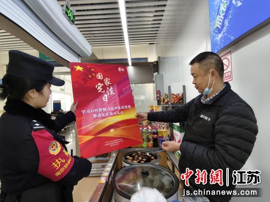 民警对泰州站站区商店工作人员开展宪法知识宣传。南京铁路公安处泰州站派出所 供图 民警对泰州站站区商店工作人员开展宪法知识宣传。南京铁路公安处泰州站派出所 供图