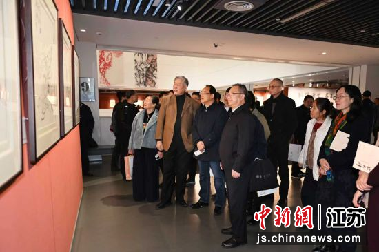 “东坡常州缘”书画展吸引各地观众前来观看。秦华 摄 “东坡常州缘”书画展吸引各地观众前来观看。秦华 摄