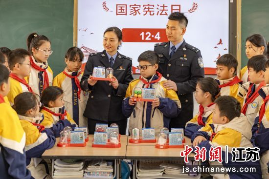 民警在泰州市海陵区九龙实验学校通过毒品仿真模型给学生讲解毒品的危害。南京铁路公安处泰州站派出所 供图 民警在泰州市海陵区九龙实验学校通过毒品仿真模型给学生讲解毒品的危害。南京铁路公安处泰州站派出所 供图