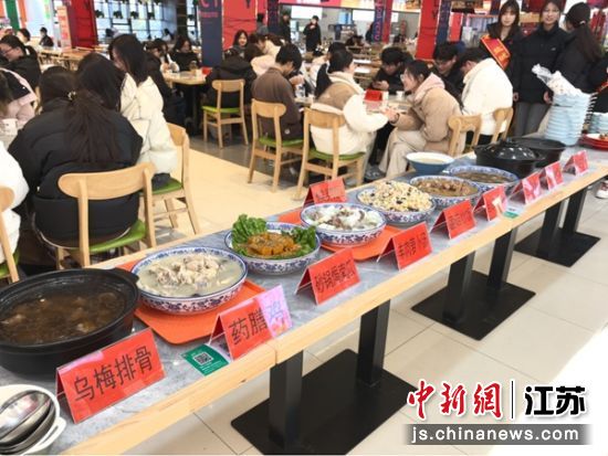 师生们品尝兼具营养与风味的药膳。盐城师范学院药学院 供图 师生们品尝兼具营养与风味的药膳。盐城师范学院药学院 供图
