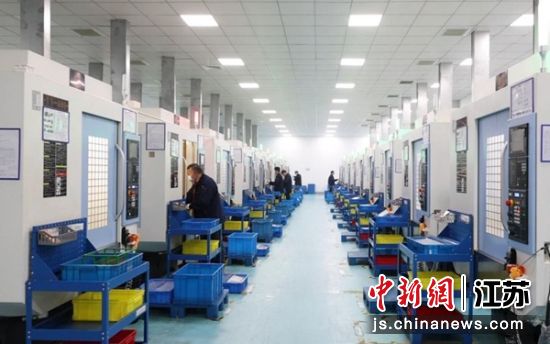 固特杰(盐城)半导体科技有限公司的生产车间内,工作人员正在调试机器。钱伟伟 摄 固特杰(盐城)半导体科技有限公司的生产车间内,工作人员正在调试机器。钱伟伟 摄