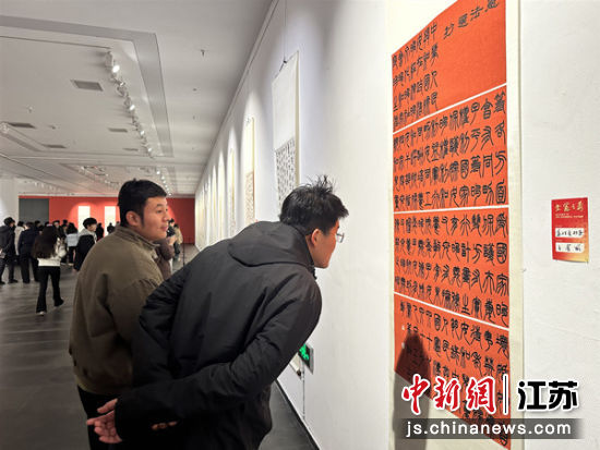 市民近距离欣赏书法作品。朱志庚 摄 市民近距离欣赏书法作品。朱志庚 摄