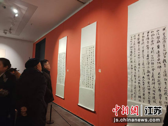 展览现场,参观者络绎不绝。朱志庚 摄 展览现场,参观者络绎不绝。朱志庚 摄
