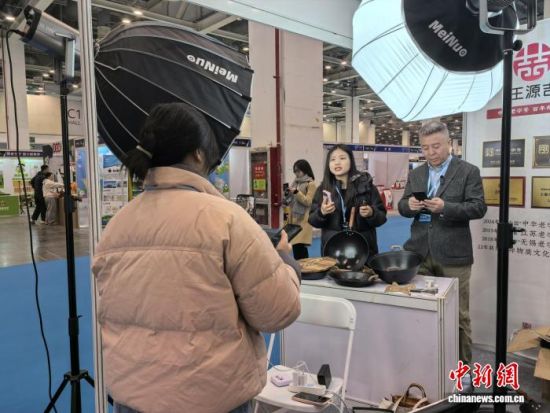 不少展商现场开启直播带货模式。 中新网记者 钟升 摄 不少展商现场开启直播带货模式。 中新网记者 钟升 摄