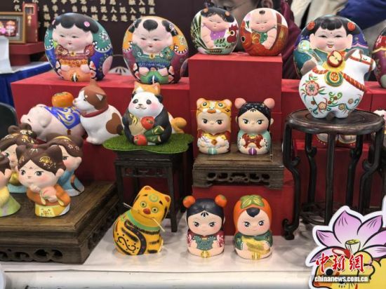 各式惠山泥人借助电商的力量开始走向更广阔的天地。 中新网记者 钟升 摄 各式惠山泥人借助电商的力量开始走向更广阔的天地。 中新网记者 钟升 摄