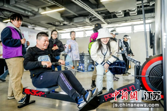 观众在互动体验区感受科技运动乐趣。无锡智慧体育产业园 供图 观众在互动体验区感受科技运动乐趣。无锡智慧体育产业园 供图