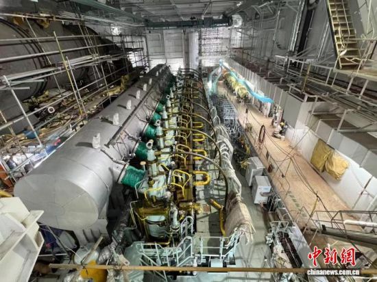 正在建造中的16000TEU甲醇双燃料集装箱船的“心脏”地带——轮机设备。中新网记者 朱晓颖 摄 正在建造中的16000TEU甲醇双燃料集装箱船的“心脏”地带——轮机设备。中新网记者 朱晓颖 摄