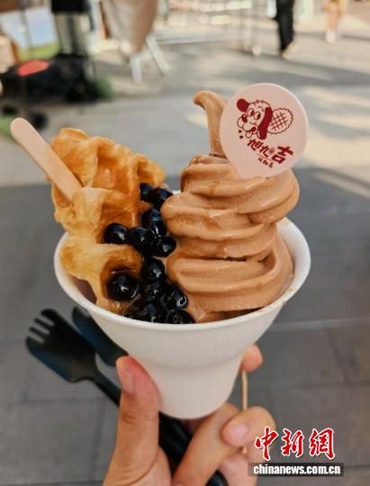 陈怡静设计出一只流口水的快乐馋小狗造型,作为自己的品牌Logo。张传明 摄 陈怡静设计出一只流口水的快乐馋小狗造型,作为自己的品牌Logo。张传明 摄