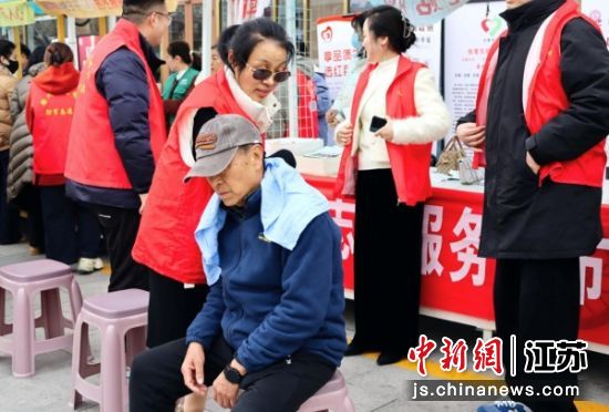 环城街道联合“两企三新”志愿者开展惠民服务活动。环城街道 供图 环城街道联合“两企三新”志愿者开展惠民服务活动。环城街道 供图