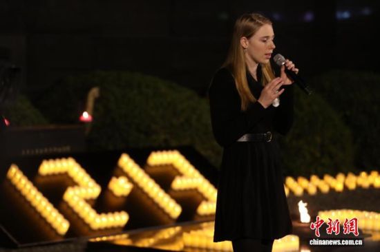 2019年12月,梅根·布莱迪在“烛光祭·国际和平集会”上演唱自创歌曲《感同身受》。中新社记者 泱波 摄 2019年12月,梅根·布莱迪在“烛光祭·国际和平集会”上演唱自创歌曲《感同身受》。中新社记者 泱波 摄