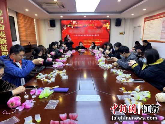 荷花灯手工制作活动现场。黄楼街道 供图 荷花灯手工制作活动现场。黄楼街道 供图