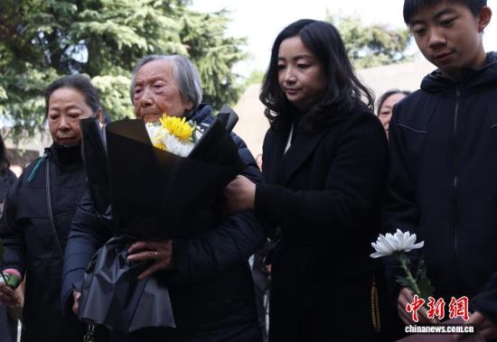 11月30日,夏淑琴(左二)一家在侵华日军南京大屠杀遇难同胞纪念馆参加南京大屠杀死难者家庭祭告活动。中新网记者 泱波 摄 11月30日,夏淑琴(左二)一家在侵华日军南京大屠杀遇难同胞纪念馆参加南京大屠杀死难者家庭祭告活动。中新网记者 泱波 摄