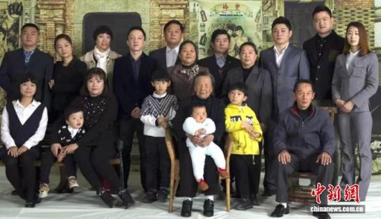 夏淑琴一家人的全家福。夏媛 供图 夏淑琴一家人的全家福。夏媛 供图