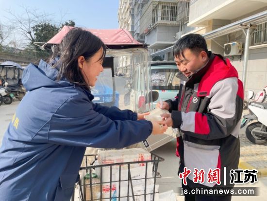 社区工作人员给户外工作者送饺子。民馨园社区 供图 社区工作人员给户外工作者送饺子。民馨园社区 供图