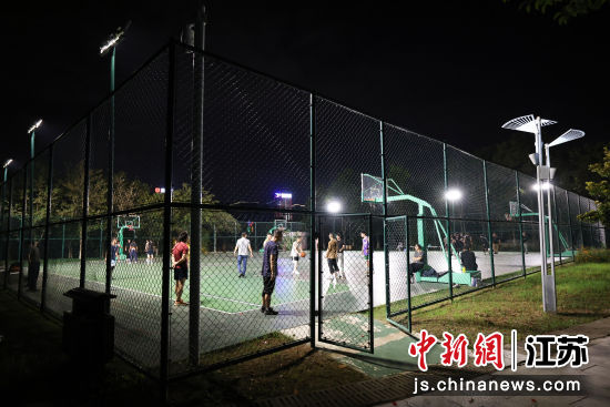 热闹的球场。盐城经开区 供图 热闹的球场。盐城经开区 供图