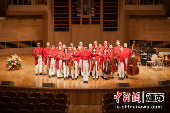 维也纳施特劳斯乐团将以标志性红色礼服奏响新一年的序章。南京保利大剧院 供图 维也纳施特劳斯乐团将以标志性红色礼服奏响新一年的序章。南京保利大剧院 供图