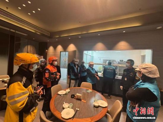 江苏外卖骑手变身“食安哨兵”。江苏省市场监管局供图 江苏外卖骑手变身“食安哨兵”。江苏省市场监管局供图