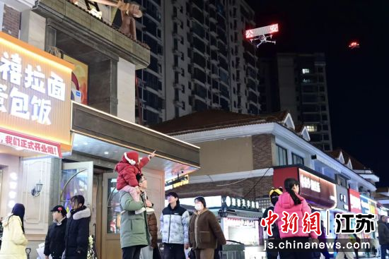 宿迁警用无人机在城市商圈上空巡逻。王力 摄 宿迁警用无人机在城市商圈上空巡逻。王力 摄