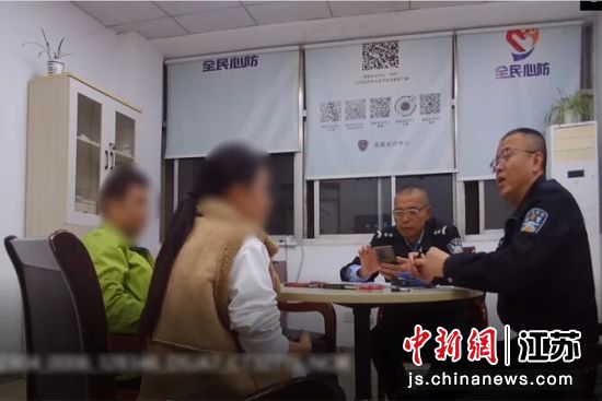 民警结合案例深入讲解,帮助受害人彻底认清骗局,避免了财产损失。昆山市公安局 供图 民警结合案例深入讲解,帮助受害人彻底认清骗局,避免了财产损失。昆山市公安局 供图