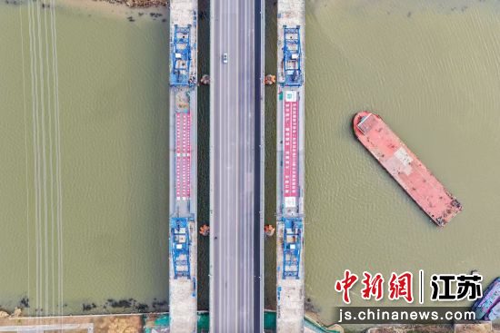 京杭运河2号桥跨越京杭大运河,总长309米。卜启军 摄 京杭运河2号桥跨越京杭大运河,总长309米。卜启军 摄