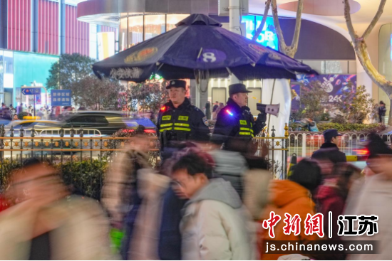 从城市地标到沸腾商圈,闪烁的警灯串联起古都的平安动线。南京警方供图 从城市地标到沸腾商圈,闪烁的警灯串联起古都的平安动线。南京警方供图