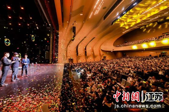 迎新跨年之际,《凡人修仙传》动画视听音乐会在南京火热上演。南京保利大剧院 供图 迎新跨年之际,《凡人修仙传》动画视听音乐会在南京火热上演。南京保利大剧院 供图
