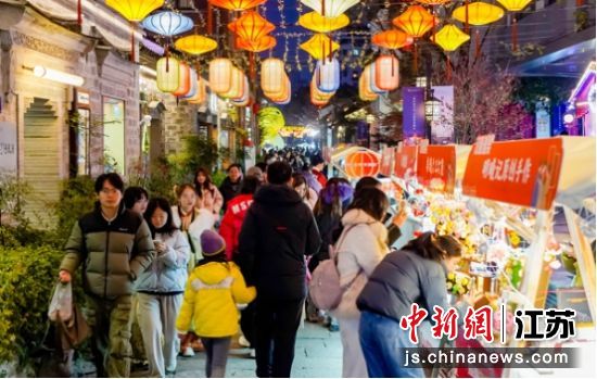 市民游客逛街区、品美食。南京旅游集团 供图 市民游客逛街区、品美食。南京旅游集团 供图
