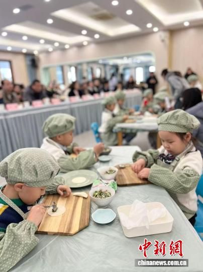 南京市建邺区崇文幼儿园的孩子们在学校老师和“宁小智”的指引下,学习包饺子。中新网记者 朱晓颖 摄 南京市建邺区崇文幼儿园的孩子们在学校老师和“宁小智”的指引下,学习包饺子。中新网记者 朱晓颖 摄